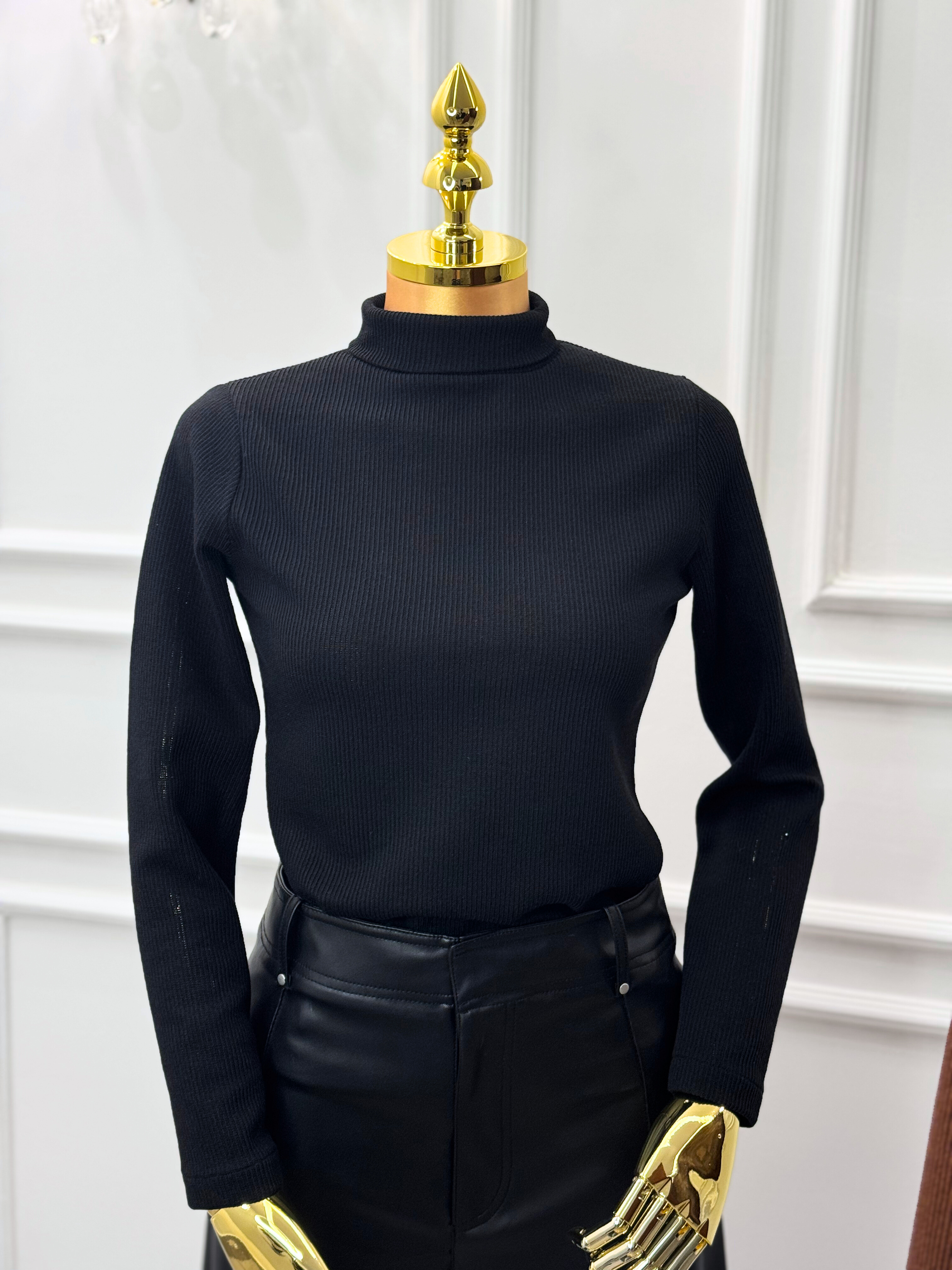 Essential Ribbed Mock-Neck Long-Sleeve Body Shirt – Black