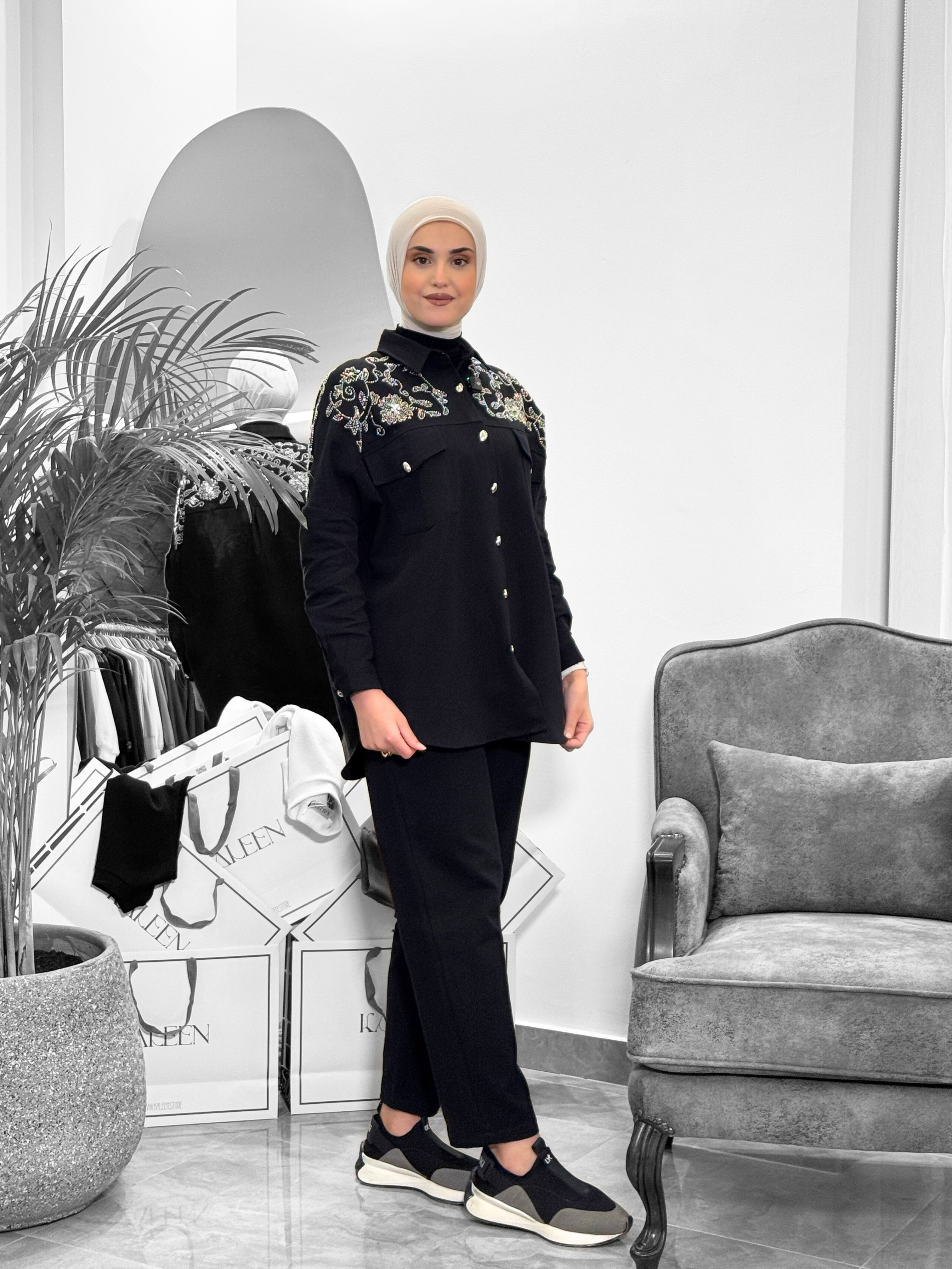 Classic Straight-Leg Pants – Black